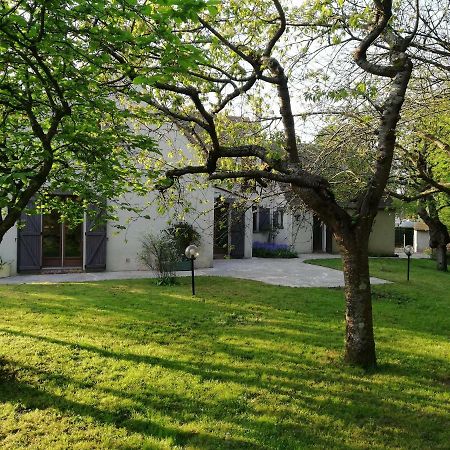 ホテルKarmel Avenue Des 2 Chateaux Guermantes エクステリア 写真