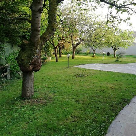 ホテルKarmel Avenue Des 2 Chateaux Guermantes エクステリア 写真